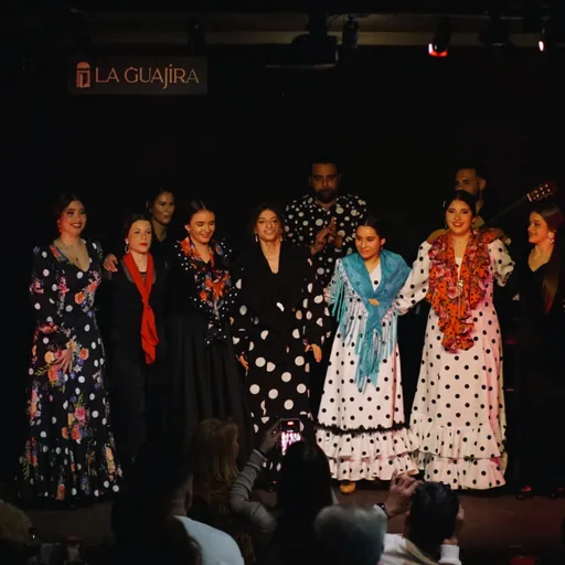 Red De Flamenco Joven Con La Escuela De Inés De Inés